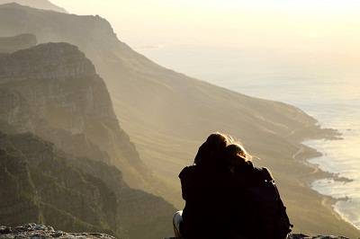 mother and daughter andcapetown view