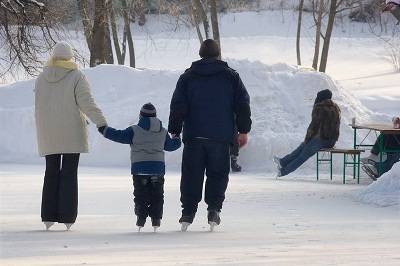 family ice skating in Toront