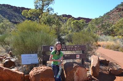 girl on Kings canyon walk