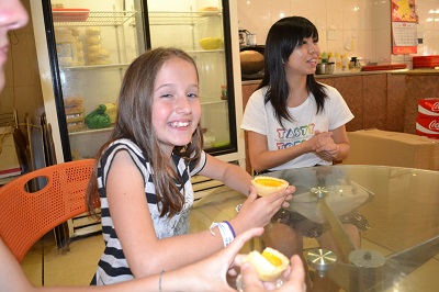 girl trying egg tart