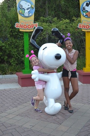 kids with snoopy at wonderland