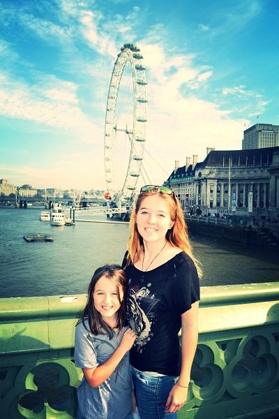 2 girls in front of london eye