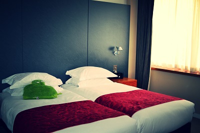 twin beds at royal garden london