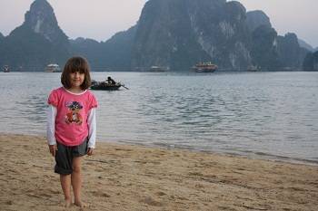 toursit at Halong bay