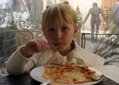 girl eating spaghetti in Florenc