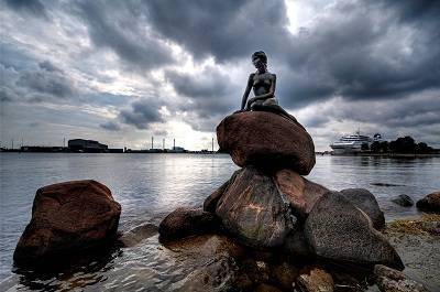 little mermaid statue in Denmark