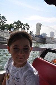 girl in front of merlion