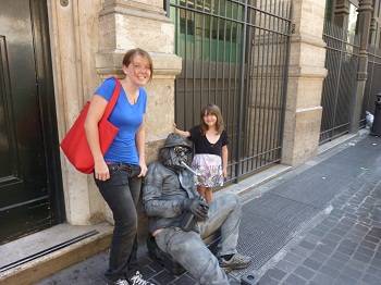 2 kids with a live statue in Rome